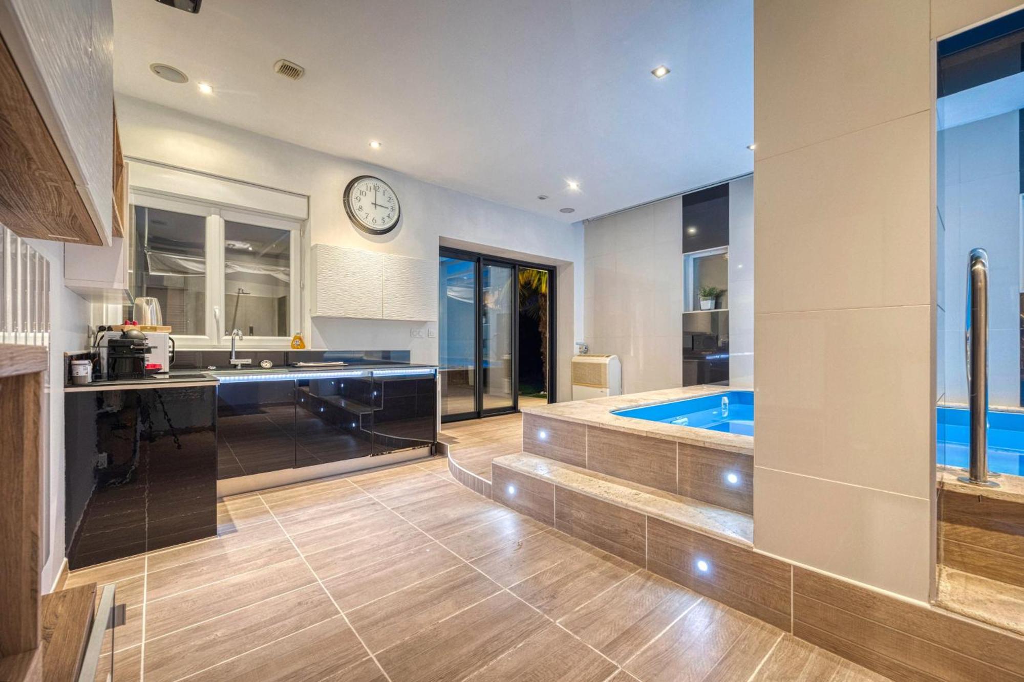 La Villa - Piscine / Karaoke / Jeux Фонтен Экстерьер фото